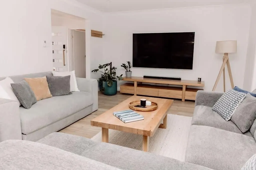 Holiday home 'Wrigley House' - Pool Jaccuzi Dog Friendly Villa Maroochydore