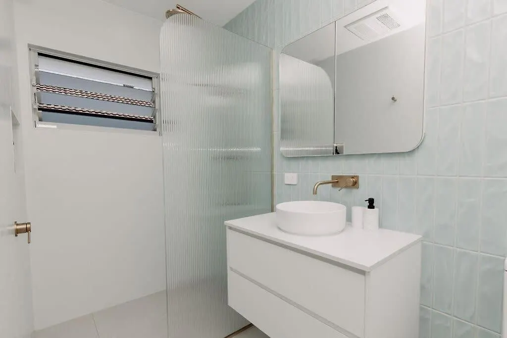 Holiday home 'Wrigley House' - Pool Jaccuzi Dog Friendly Villa Maroochydore